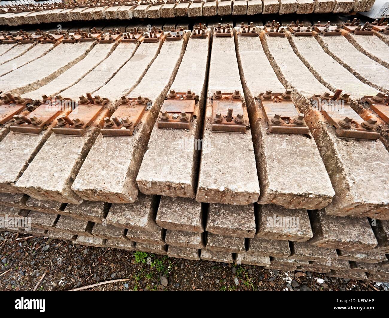 Durmientes usados existencias en depósito ferroviario.