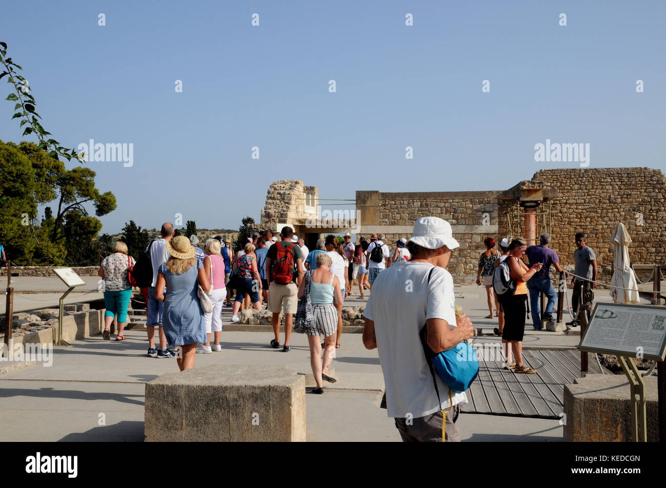 Los visitantes, muchos de tours y cruceros, se agolpan en el Palacio de Knossos, en la isla de Creta. Interesado en la historia o simplemente un sitio de marcar? Foto de stock