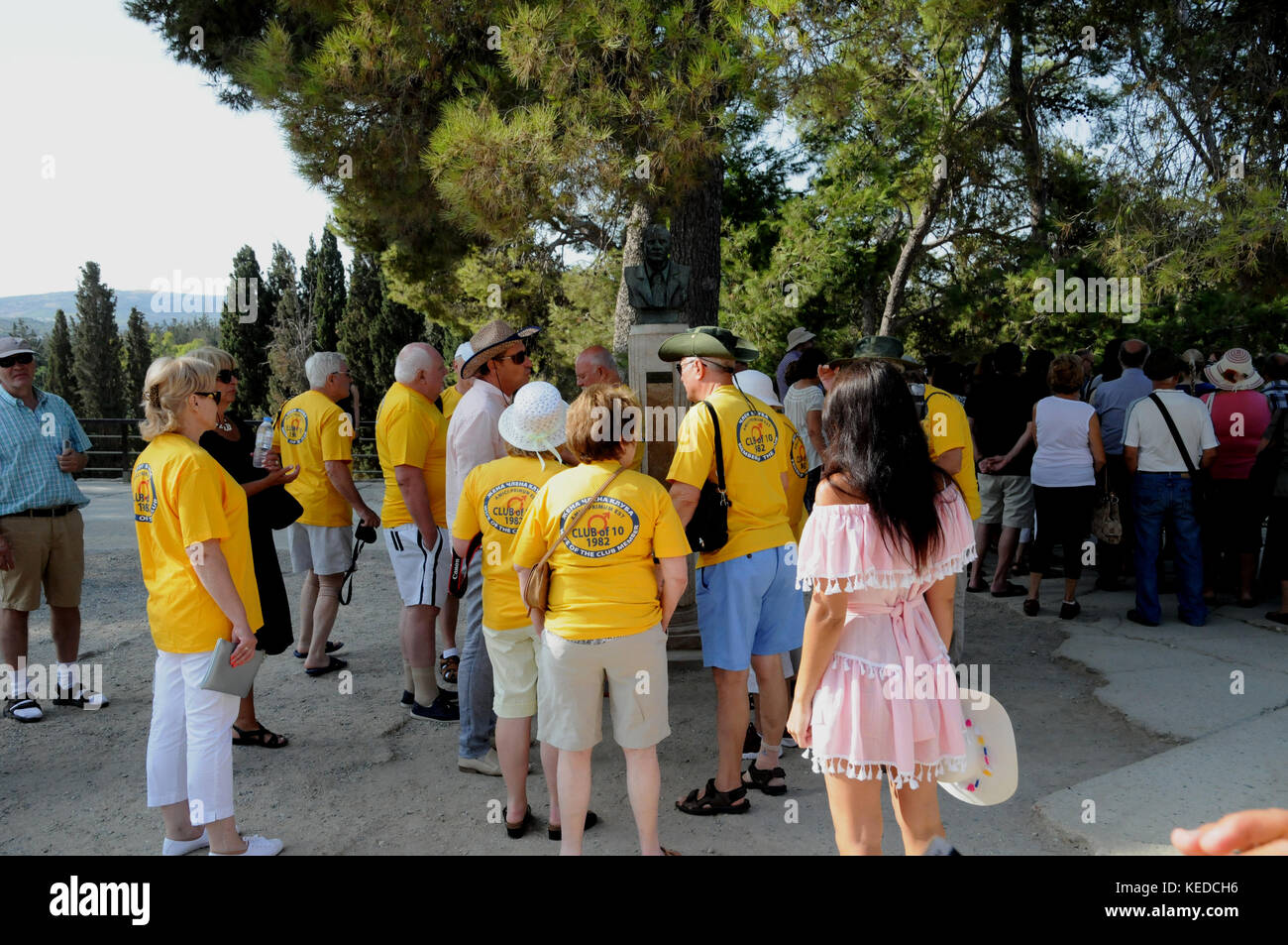 Los visitantes, muchos de tours y cruceros, se agolpan en el Palacio de Knossos, en la isla de Creta. Interesado en la historia o simplemente un sitio de marcar? Foto de stock