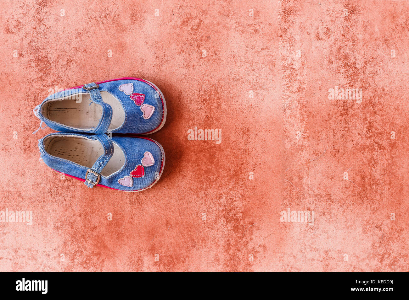 Zapatos minimalistas fotografías e imágenes de alta resolución - Alamy