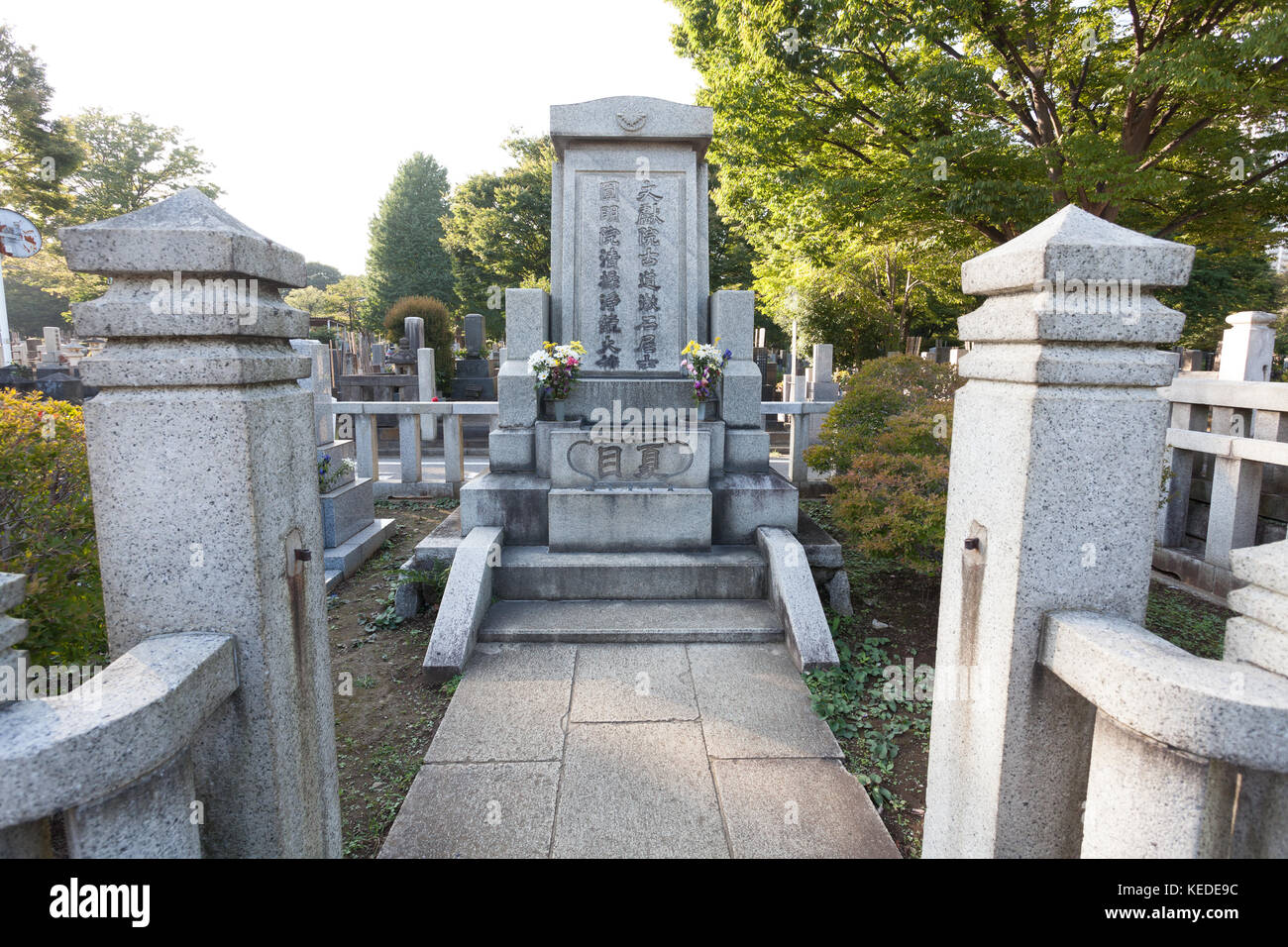La tumba del escritor japonés Natsume Souseki In, Cementerio Zoshigaya