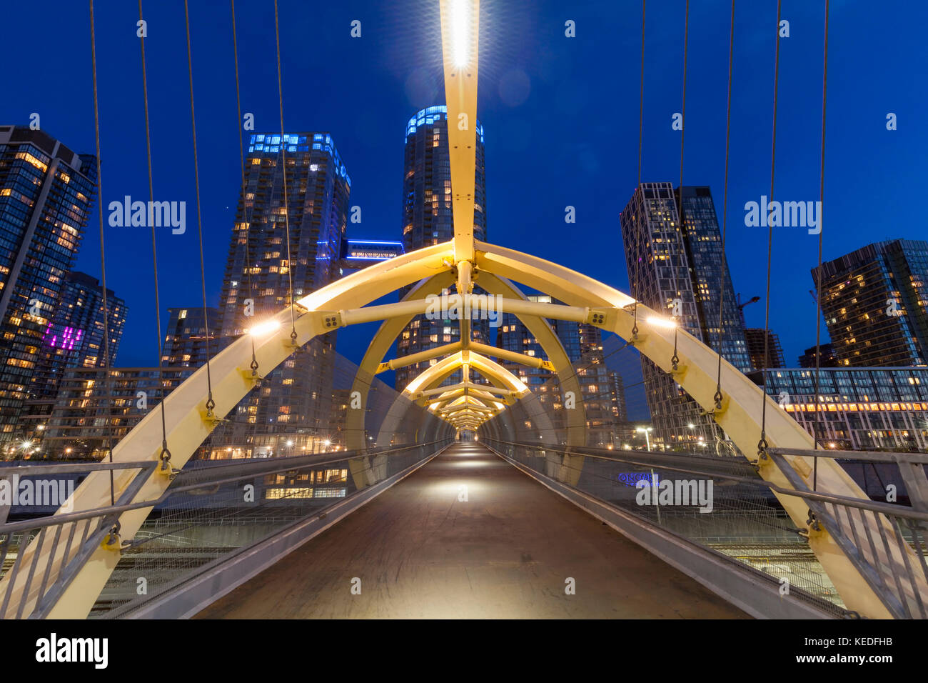 El Puente de Luz (puente de luz) puente peatonal diseñado por Francisco Gazitua que conecta a CityPlace Concord Front St. en el centro de Toronto. Foto de stock