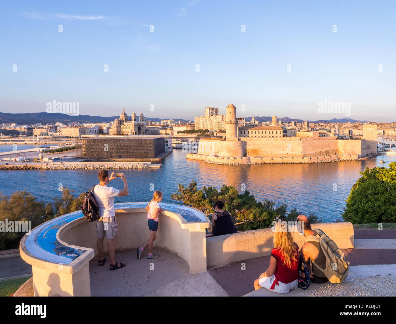 Marsella, Francia - Agosto 07, 2017: la catedral y el castillo de Saint Jean de la mayor y el Vieux Port, en Marsella, Francia, como se ve desde el Palais du Pharo Foto de stock