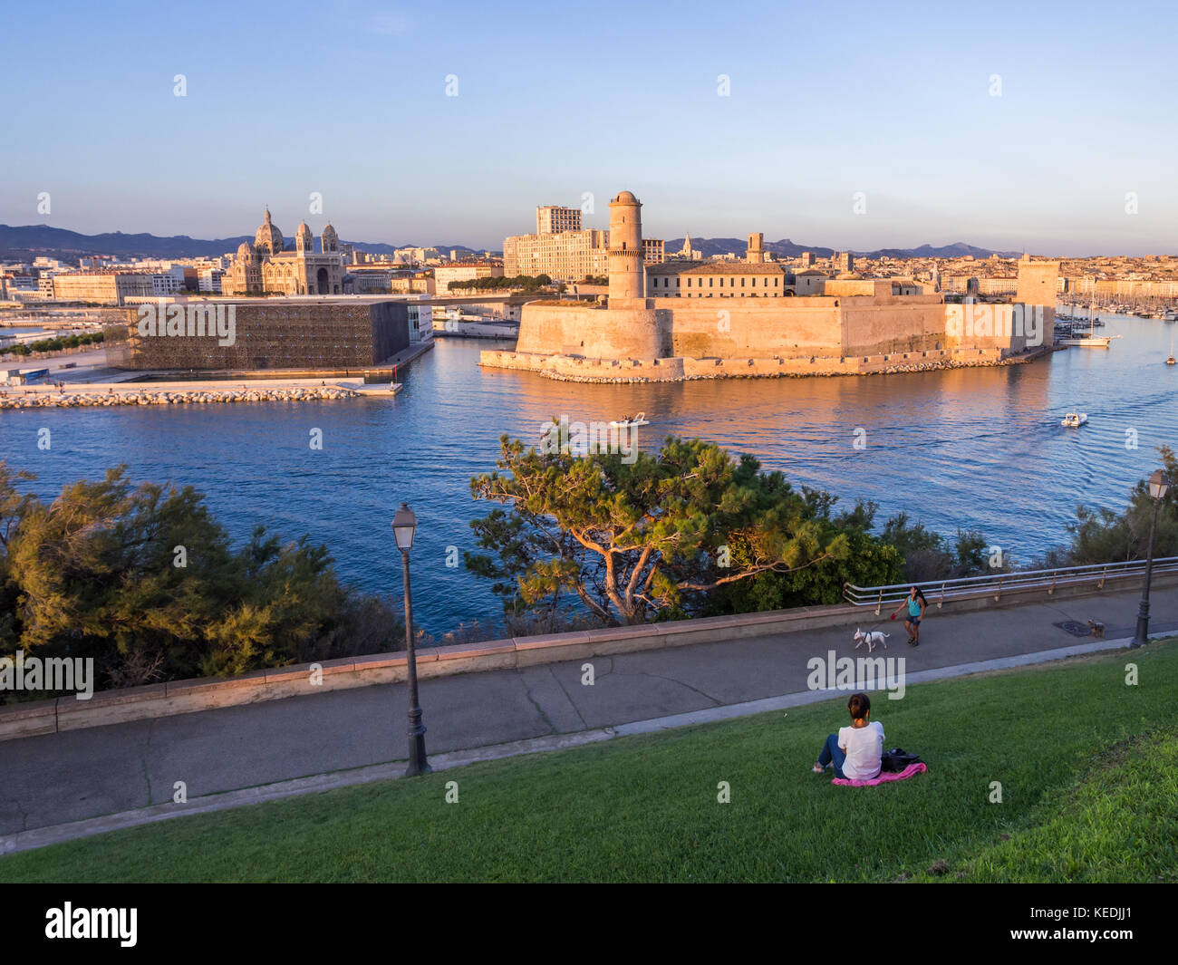 Marsella, Francia - Agosto 07, 2017: la catedral y el castillo de Saint Jean de la mayor y el Vieux Port, en Marsella, Francia, como se ve desde el Palais du p Foto de stock