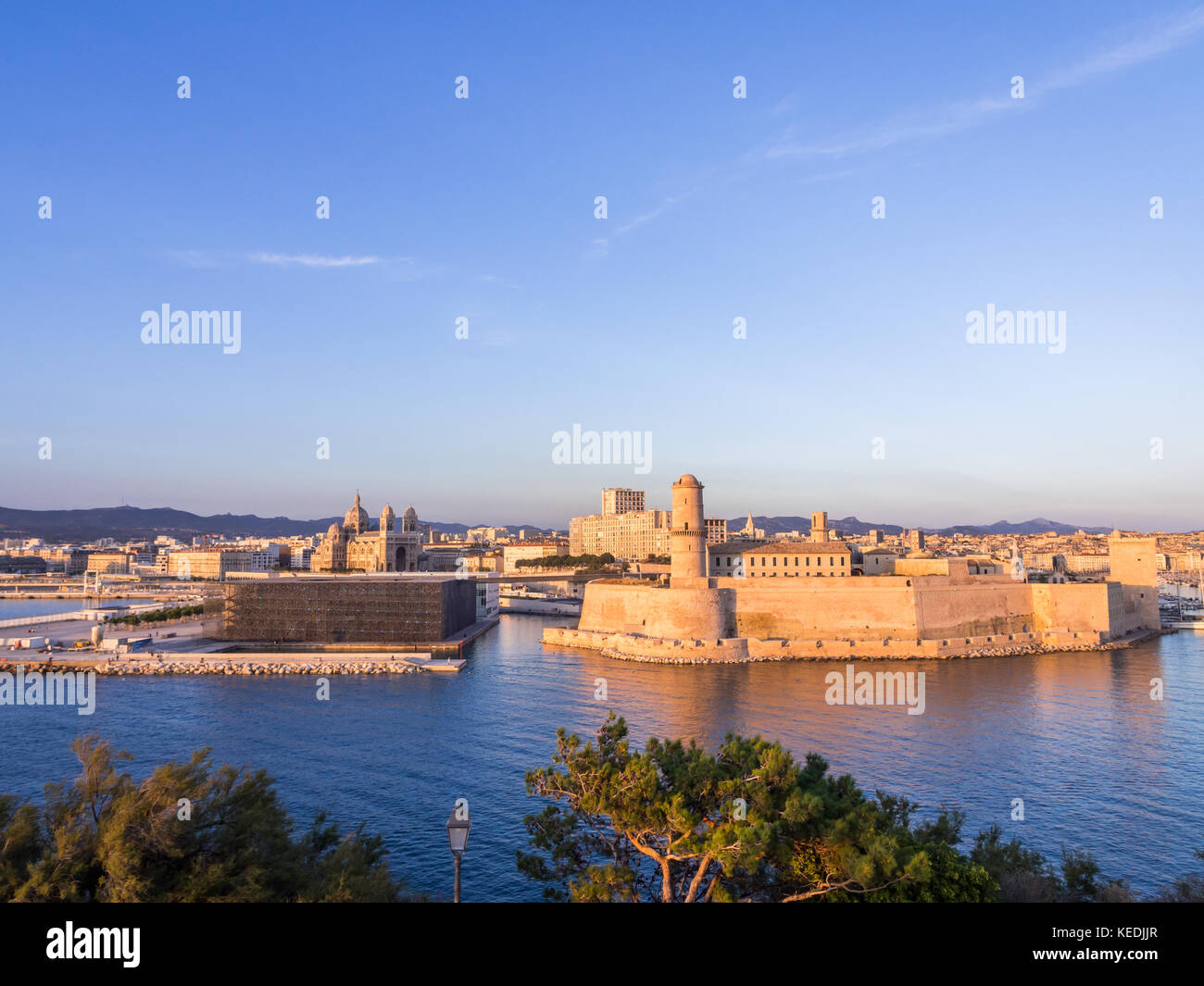 La catedral y el castillo de Saint Jean de la mayor y el Vieux Port, en Marsella, Francia Foto de stock
