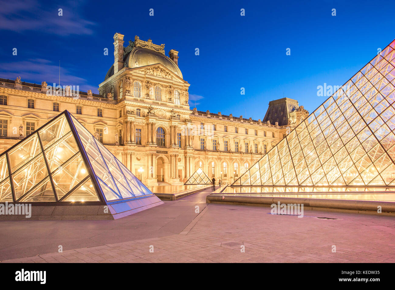 París, Francia - 14 de mayo de 2014: vista nocturna del Museo del Louvre en París, Francia. Foto de stock