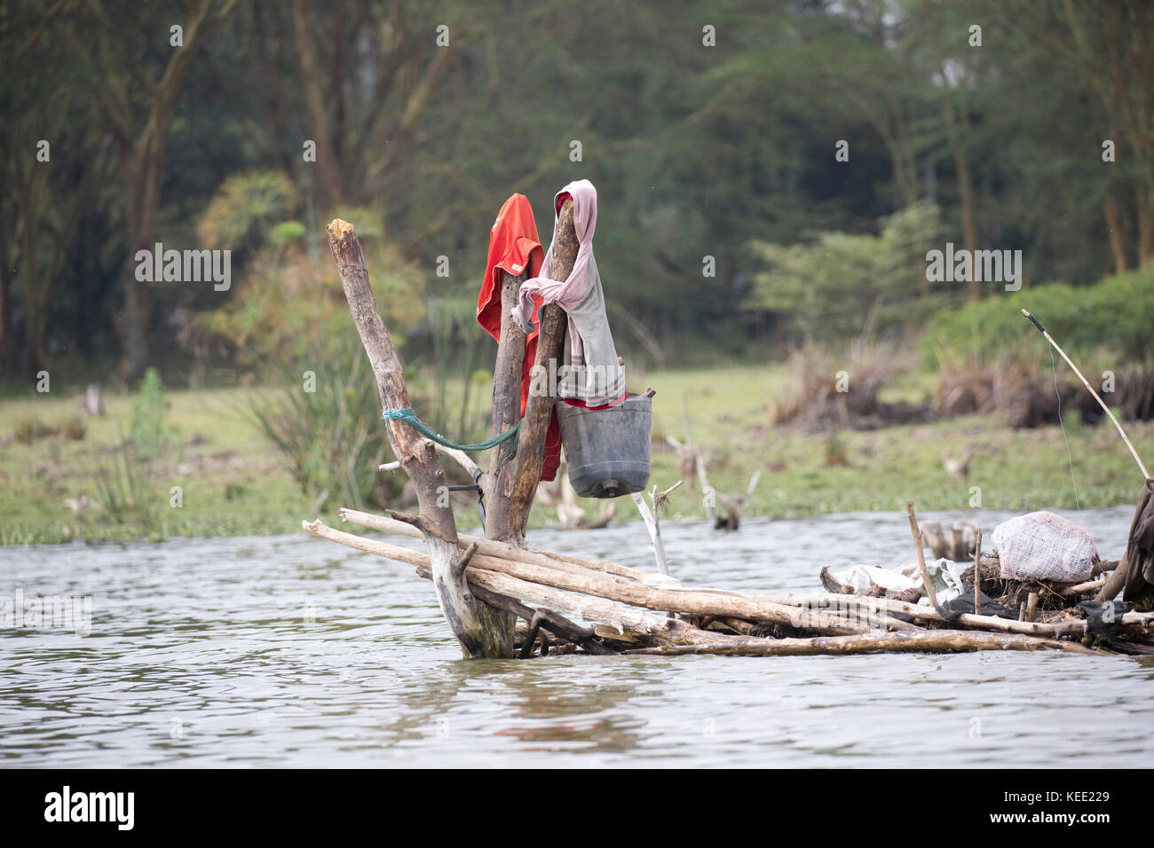 Espantapájaros colocado sobre la pesca de balsa para asustar a los hipopótamos lago Naivasha Kenia Foto de stock