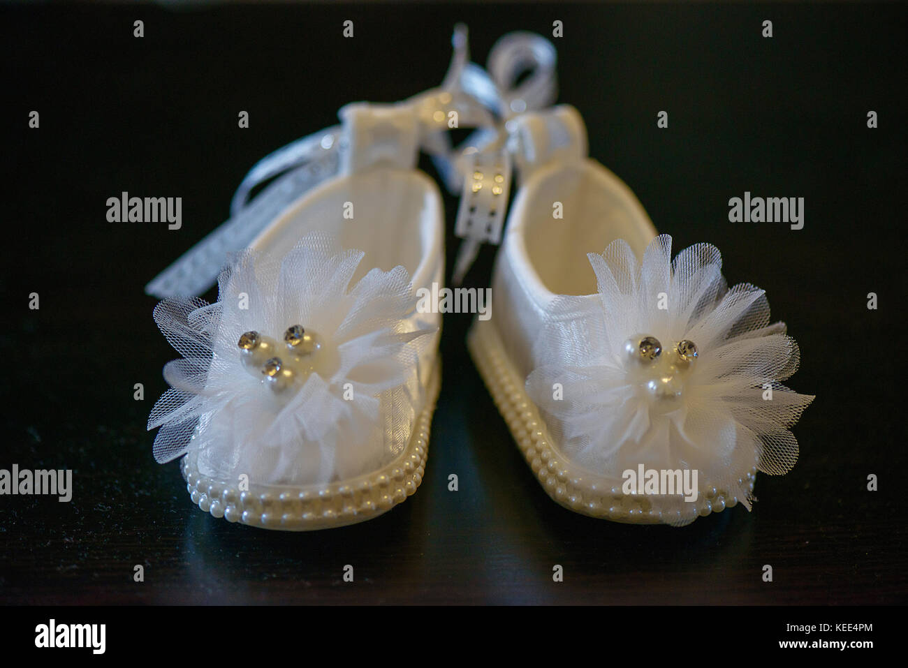 Peluquero Gaseoso bolsillo Adorable niña blanca zapatos con detalles de perlas y chispeante  decoraciones Fotografía de stock - Alamy
