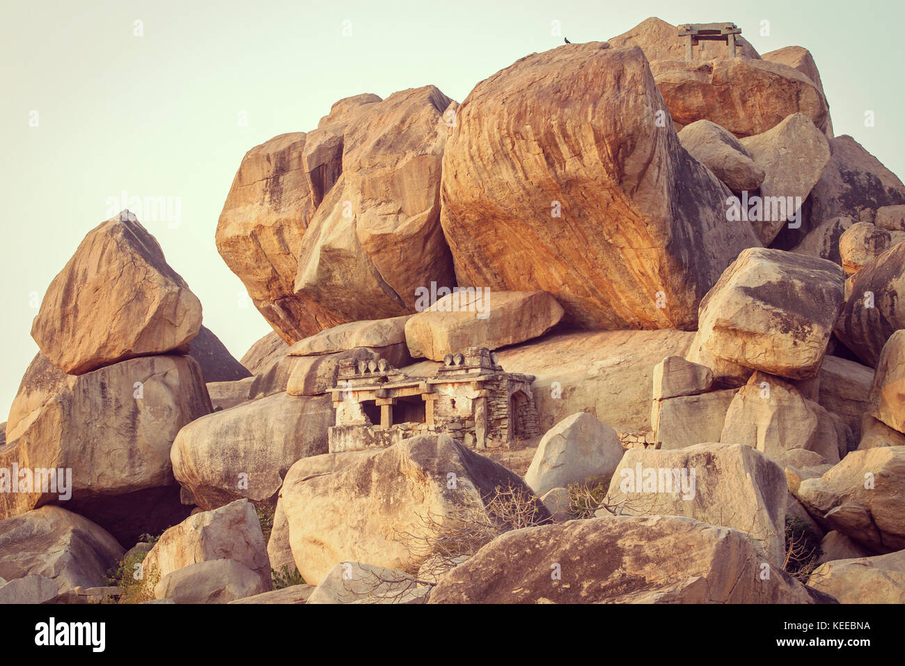 Antiguo templo entre las piedras en Hampi, Karnataka, India. vintage color filtro aplicado Foto de stock