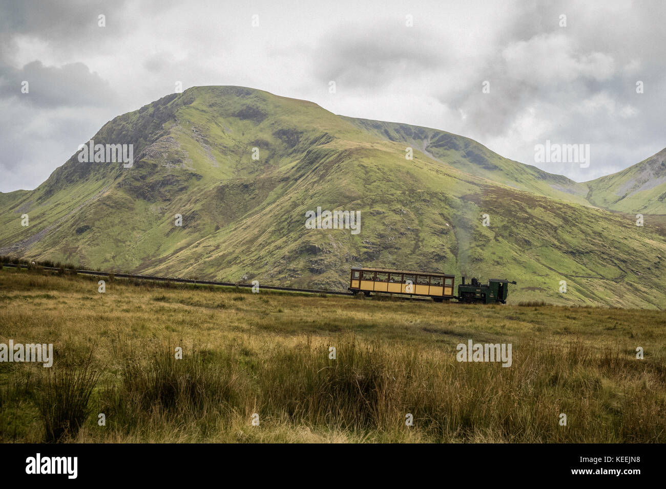 Tren Snowdon Mountain subiendo Foto de stock