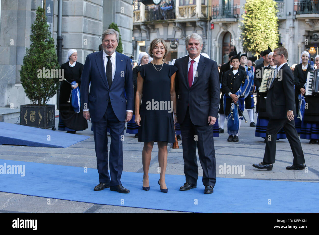 La política Iñigo Méndez de Vigo, Isabel García tejerina, Alfonso Dastis  durante la princesa de Asturias 2017 en Oviedo, el viernes 20 de octubre de  201 crédito: gtres información más comuniación on