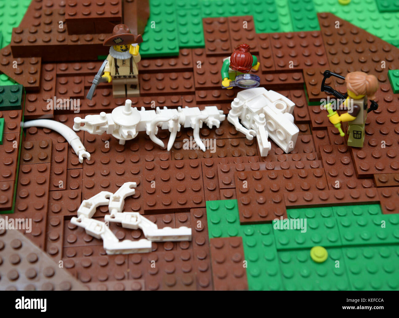 Una excavación de dinosaurios recreados con piezas de Lego pueden ser  vistos en la kesselhaus en trossingen, Alemania, 21 de octubre de 2017. En  1909, se encontraron los huesos de dinosaurio real