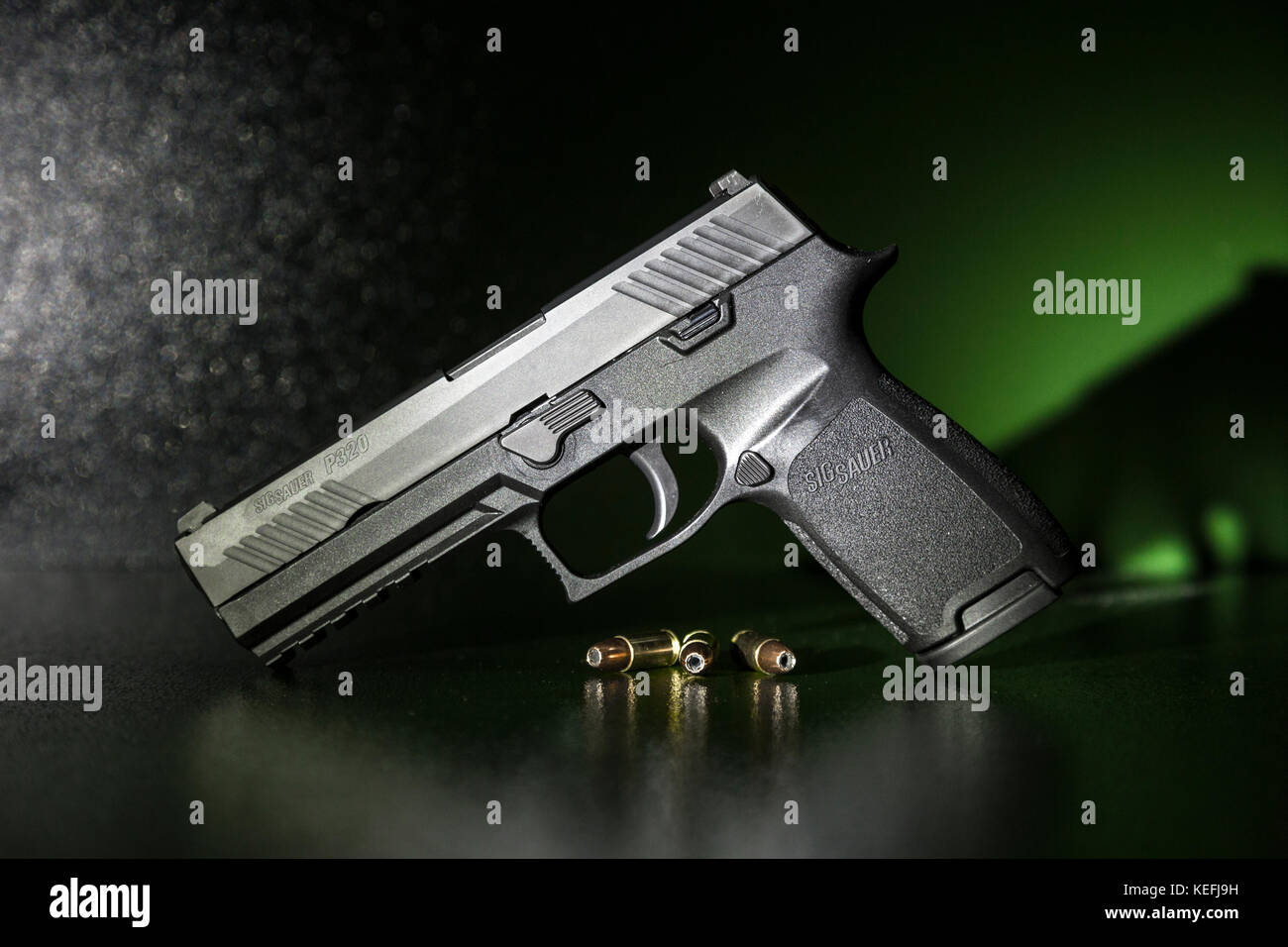 Pistola Sig Sauer P320 9mm de tamaño completo Foto de stock