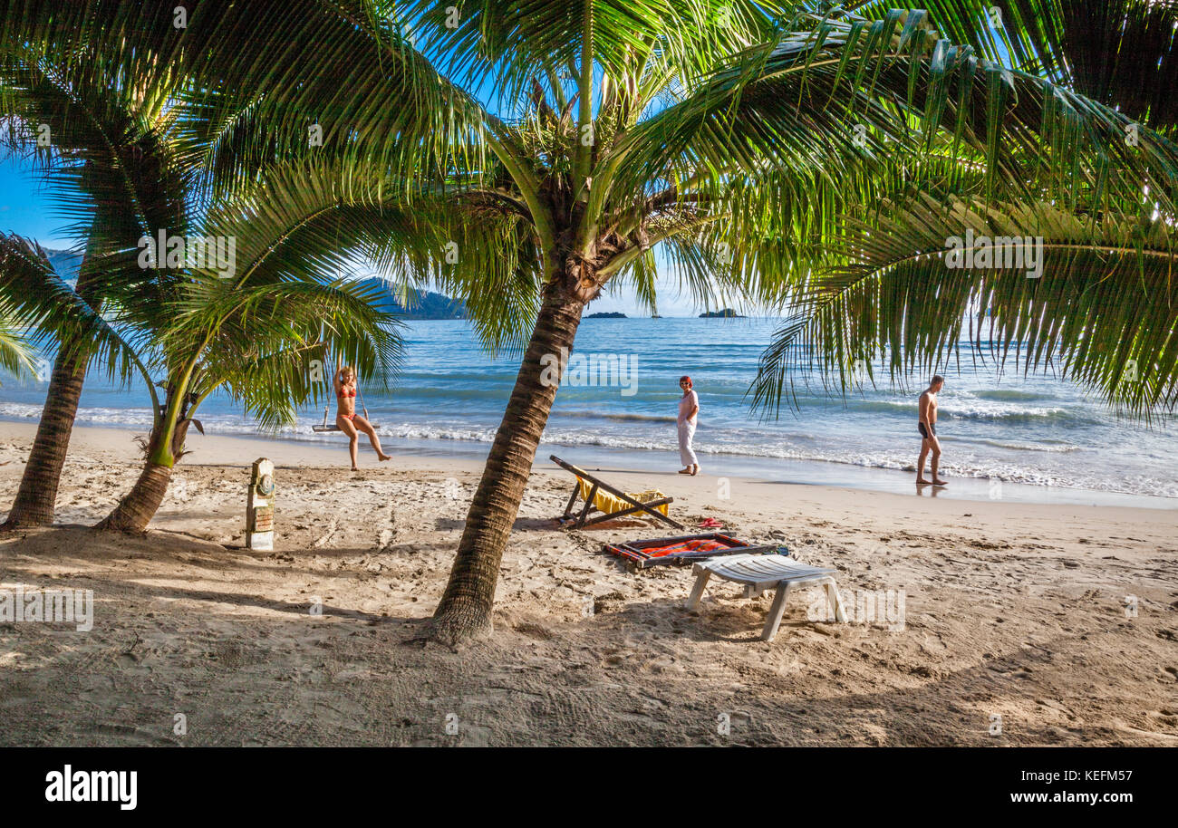 Tailandia, la provincia de Trat, Isla de Koh Chang, en el Golfo de Tailandia, Costa oeste, los turistas en la AO Klong Phrao Beach Foto de stock