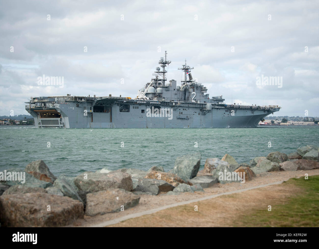 Buque de asalto anfibio USS Essex (LHD 2) transitan por la bahía de San Diego Foto de stock