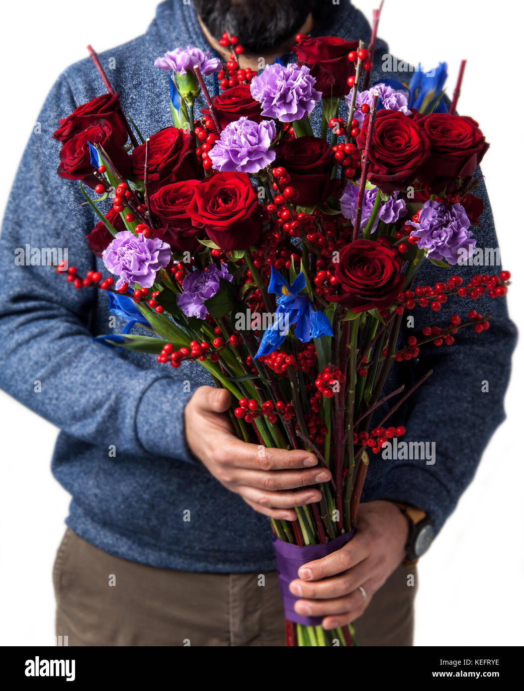 Día de San Valentín hombre sostiene flores en racimos de color
