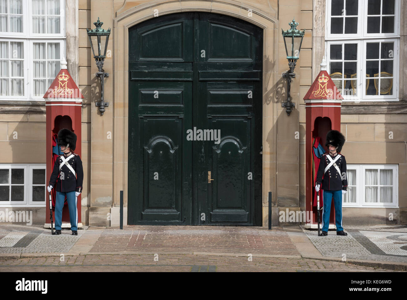Guardia Real de guardia en el palacio, el Palacio Amalienborg, Copenhague, Dinamarca Foto de stock