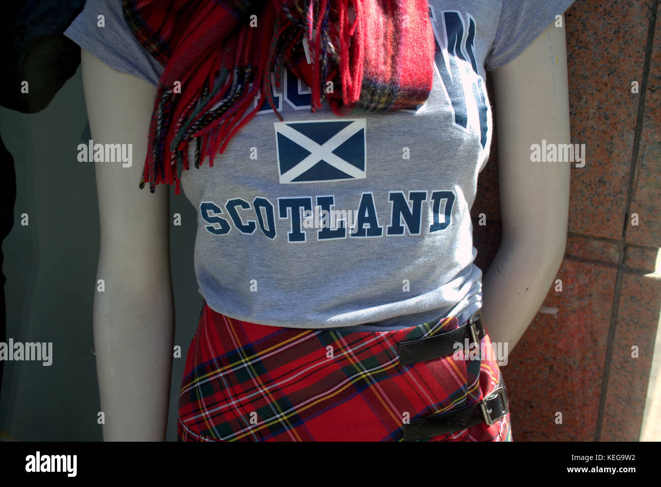 Escocia camiseta tartan falda mujer Foto de stock
