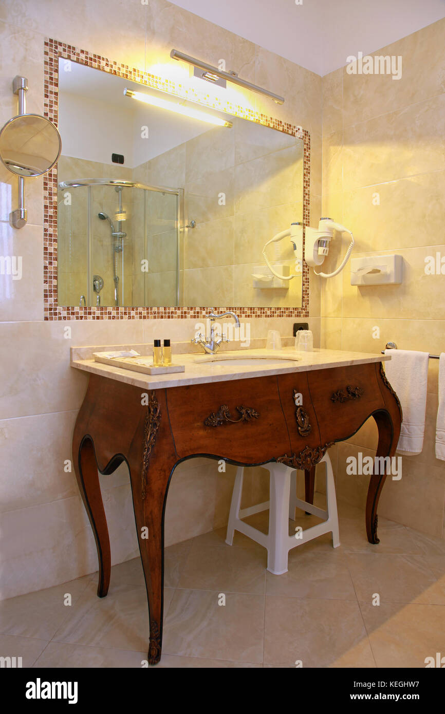 Cuarto de baño vintage interior con la cuenca de madera antiguos ... Cuarto de baño vintage interior con la cuenca de madera antiguos ...