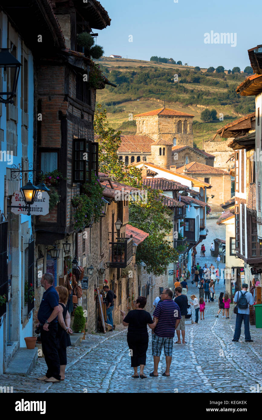 Hay turistas que caminan últimos edificios medievales a lo largo de calle adoquinada de la calle del cantón, en Santillana del Mar, Cantabria, al norte de España Foto de stock