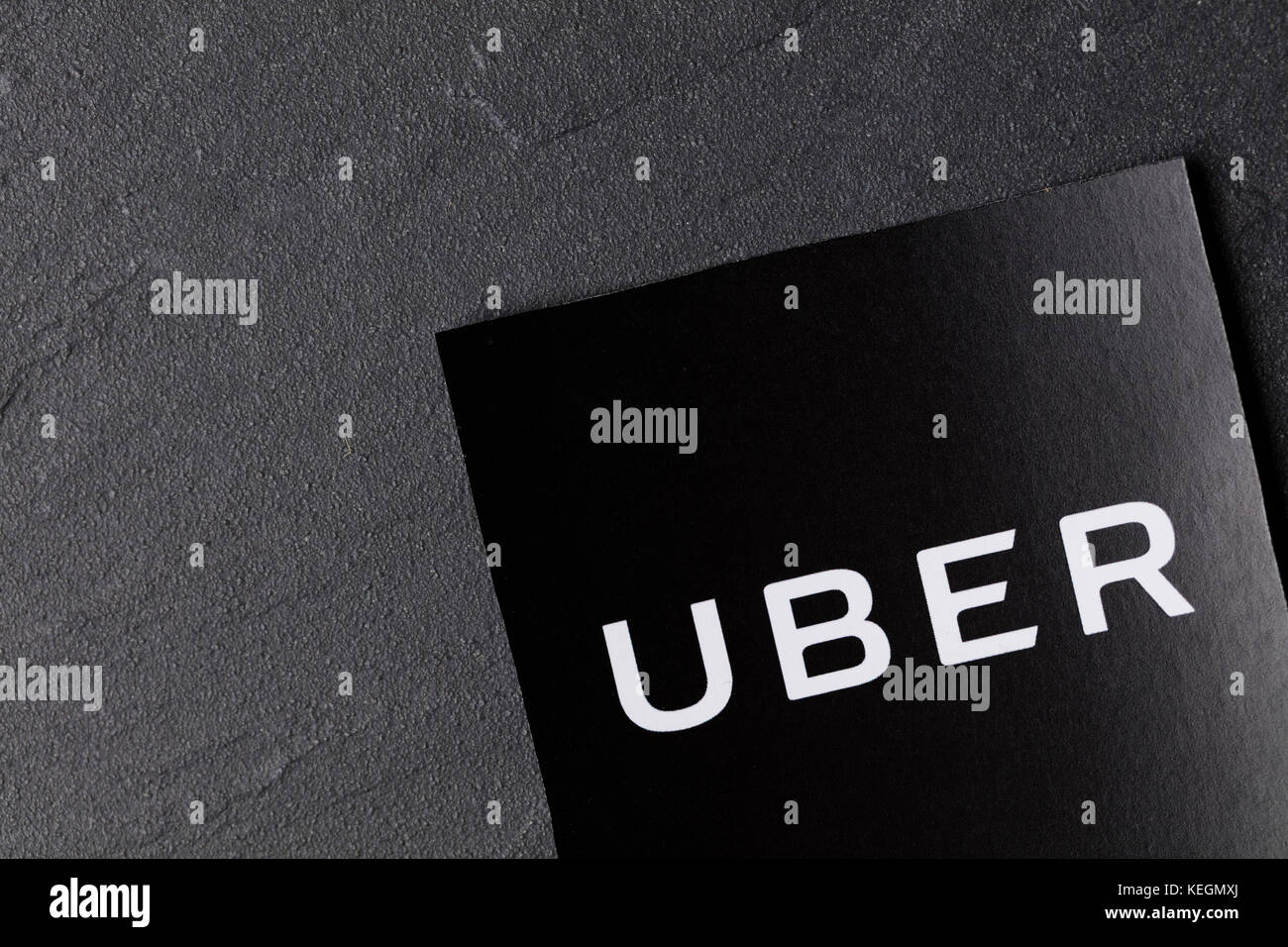 Una fotografía del logotipo. uber uber es una popular aplicación de servicio de transporte estilo taxi, fundada en 2009 Foto de stock