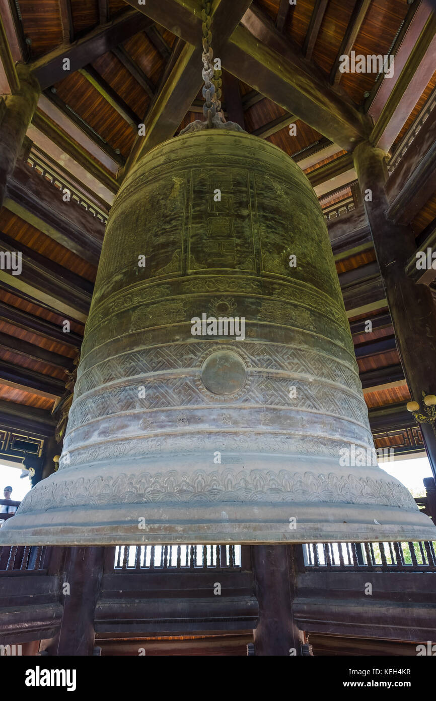 Sep 18, 2017 campana gigante en bai, nin Templo Dinh Binh, Vietnam Foto de stock