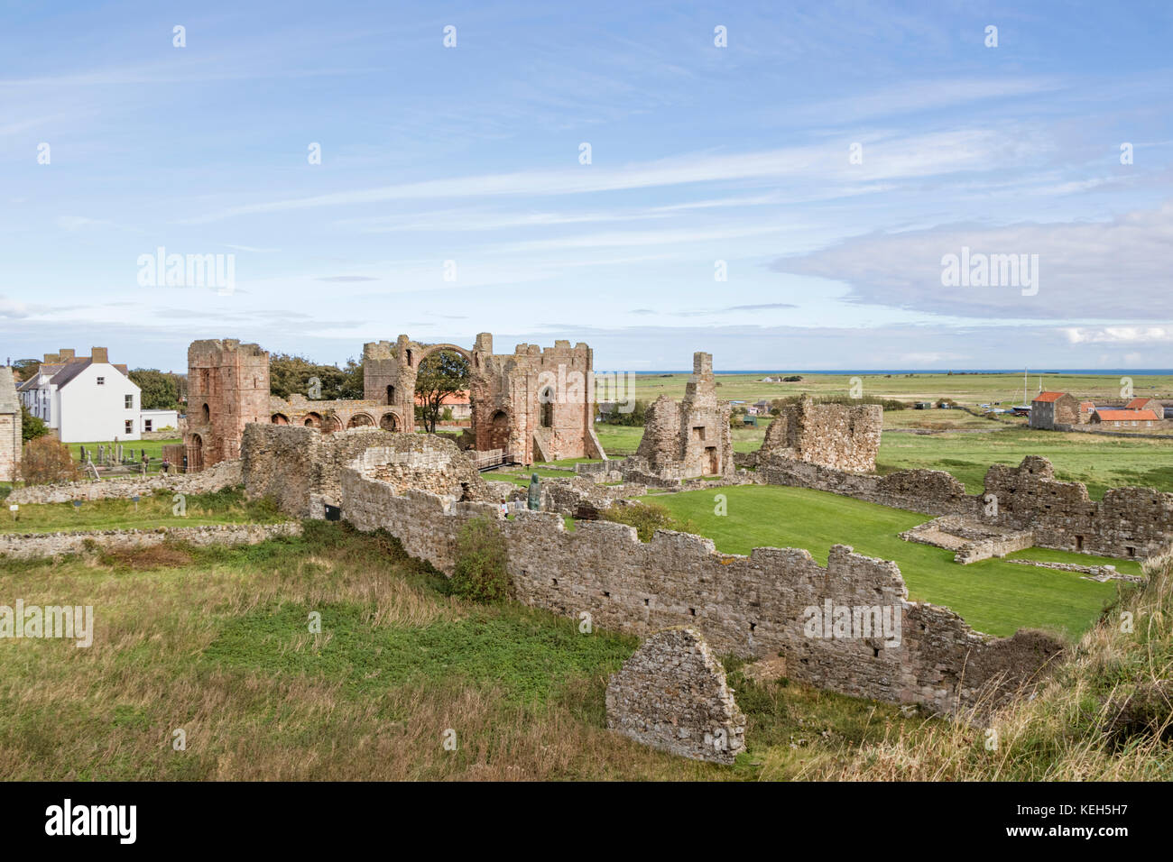 Lindisfarne Priory en Holy Island, Lindisfarne, Inglaterra, Reino Unido. Foto de stock