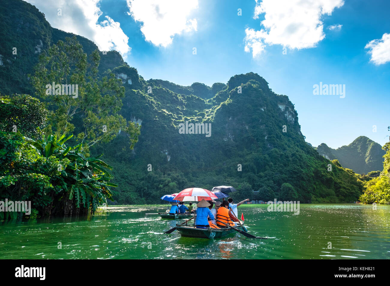 Sep 18, 2017 turistas extranjeros paseo en barco local trang un complejo paisaje, Ninh Binh, Hanoi, Vietnam Foto de stock