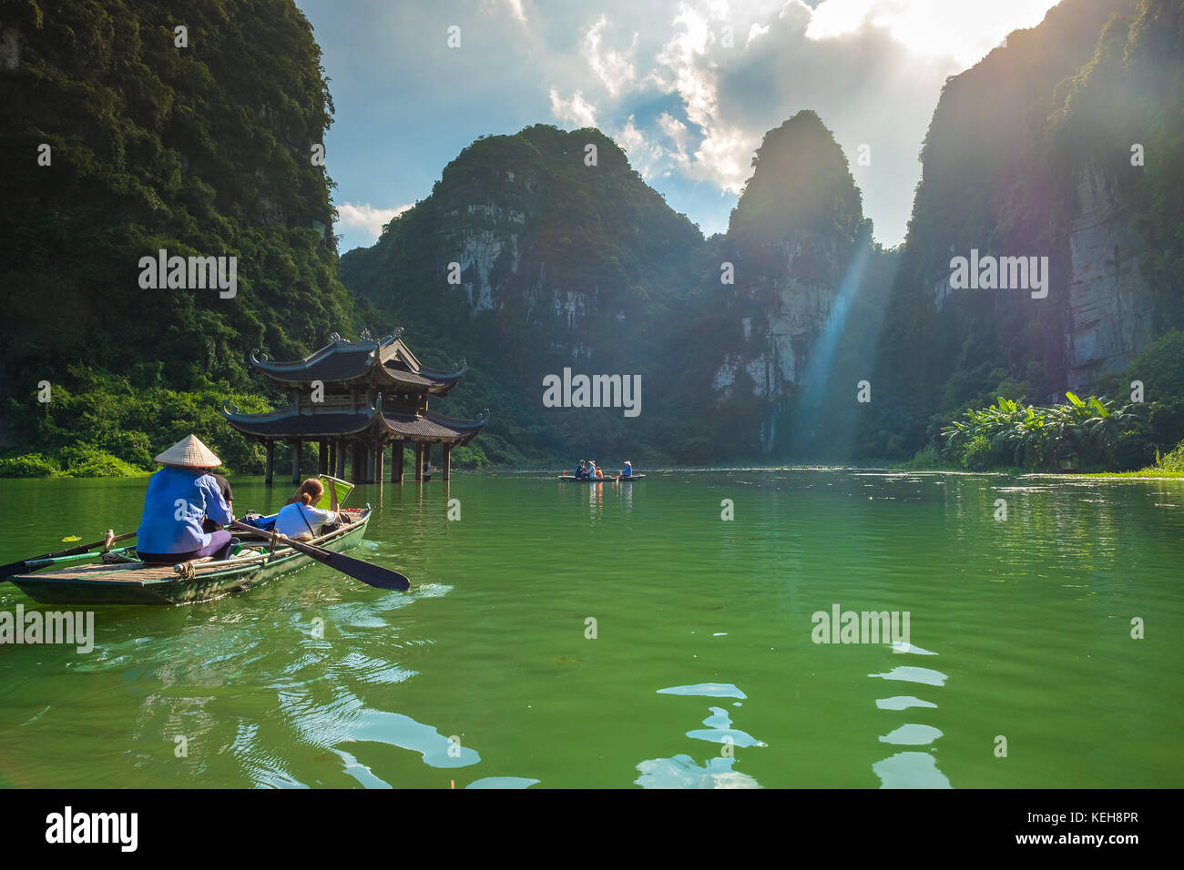 Sep 18, 2017 turistas extranjeros paseo en barco local trang un complejo paisaje, Ninh Binh, Hanoi, Vietnam Foto de stock