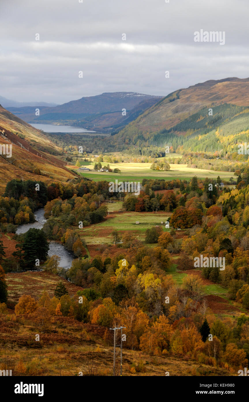 Vista otoñal hacia Loch Bloom cerca UllapoolView de colores de otoño a lo largo del valle hacia Loch Bloom y Ullapool en Wester Ross, noroeste de Scotlan Foto de stock