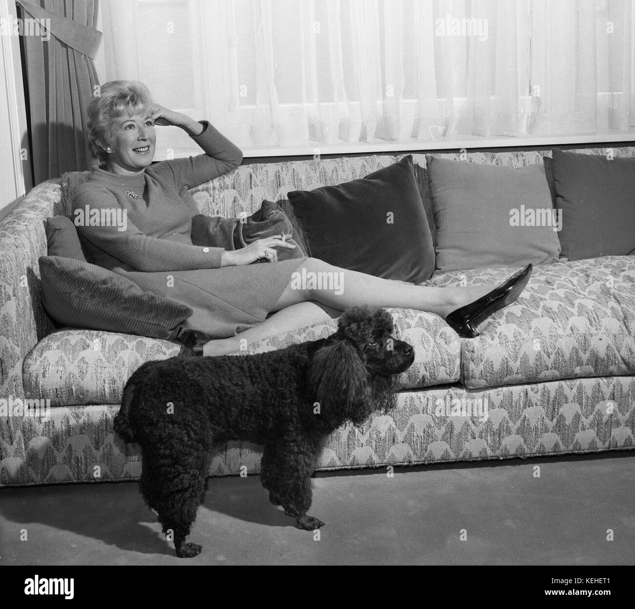 Barbara Kelly la actriz canadiense y personalidad de la televisión británica en casa en 1966 Foto de stock
