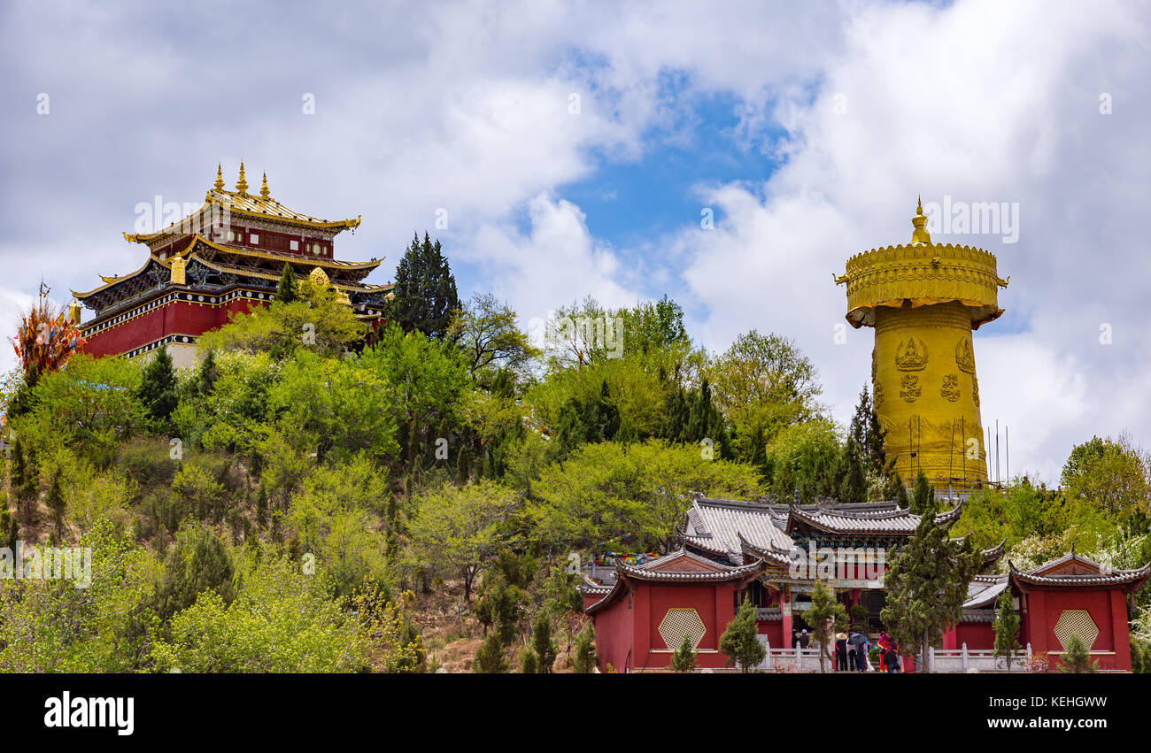 Rueda de oración tibetano gigante y temple - Zhongdian privince Yunnan, China Foto de stock