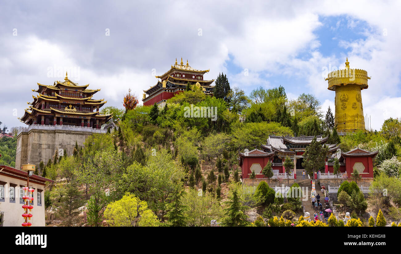 Rueda de oración tibetano gigante y temple - Zhongdian privince Yunnan, China Foto de stock