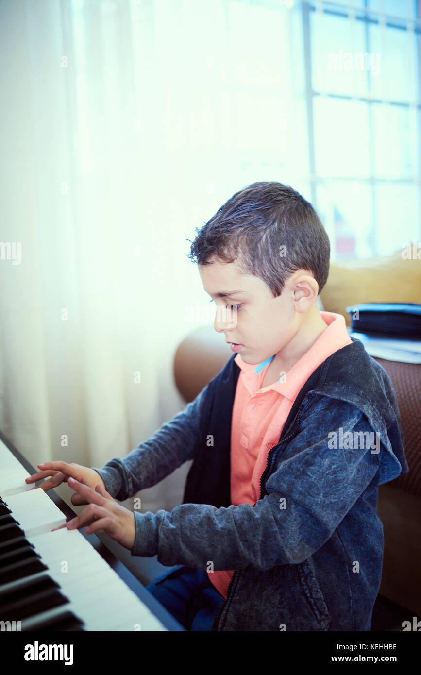 Niño hispano tocando piano Foto de stock