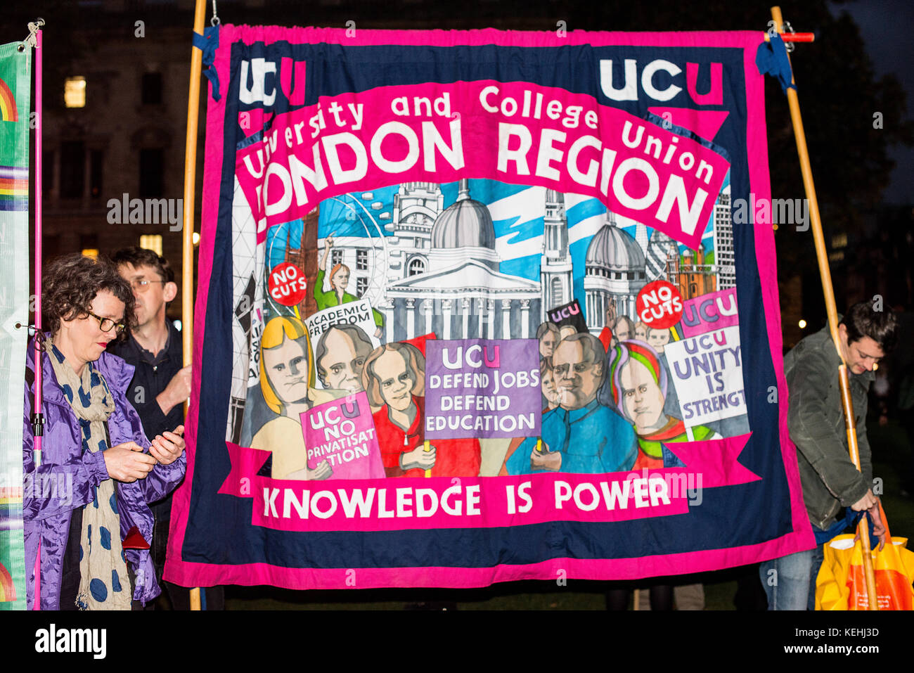 Miles de personas se congregan para la Bretaña merece una subida de sueldo - el pago final cap ahora marcha de protesta y de Manifestación por las calles de Londres. Foto de stock
