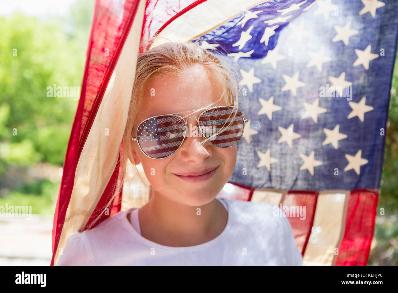 Chica caucásica con gafas de sol de bandera estadounidense Foto de stock