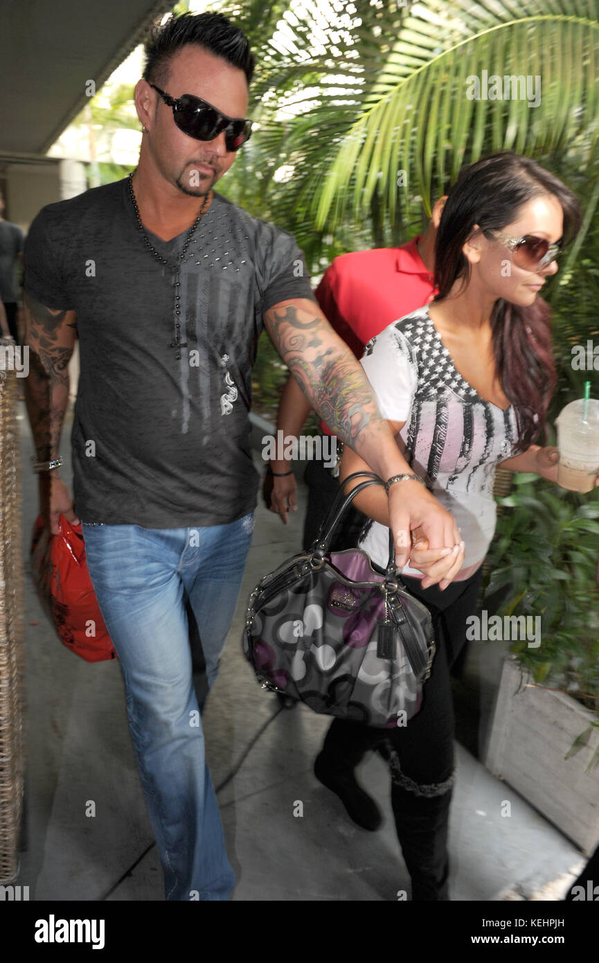 Miami BEACH, FL - 21 DE MARZO: Jenni 'Jwoww' de Jersey Shore Farley y el novio Roger Williams se veían tan enamorados como caminaban por Lincon Road. La pareja de compras y agarró Starbucks. El 21 de marzo de 2011 en Miami Beach, Florida. Gente: Jenni Jwoww Farley Roger Williams Crédito: Hoo-Me.com/Mediapunch Foto de stock