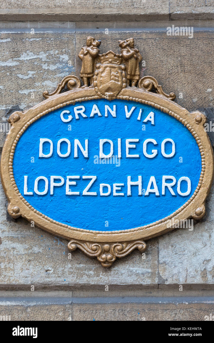 Firmar por la calle Gran Vía Don Diego López de Haro en Castro Urdiales, en el norte de España Foto de stock