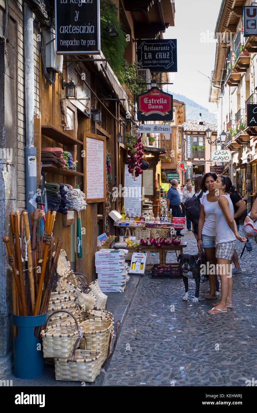 Turistas de compras en la ciudad de Potes en el valle de los Picos de Europa, Cantabria, Norte de España Foto de stock