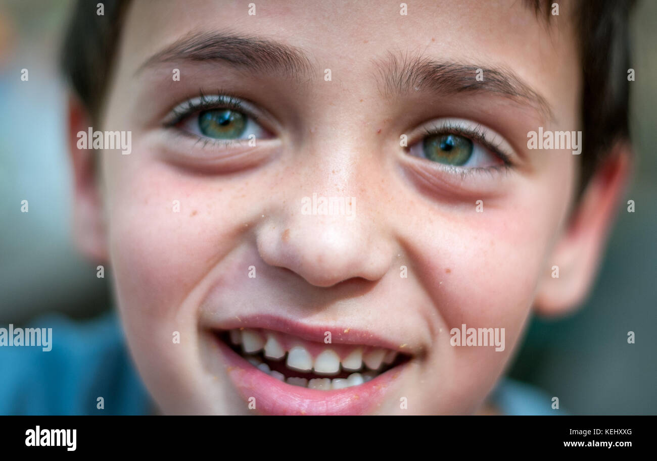 Primer plano retrato de un niño sonriendo Foto de stock