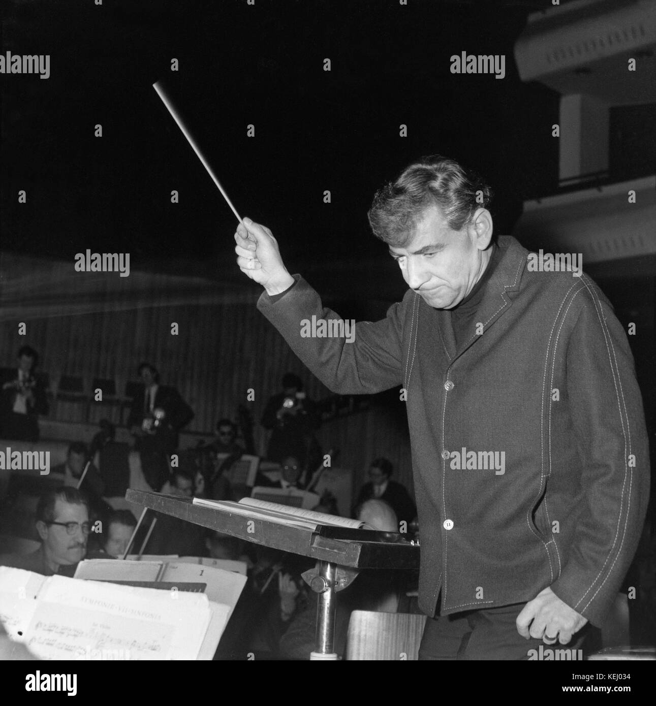 Director de orquesta Leonard Bernstein en los ensayos con la Orquesta Filarmónica de Nueva York el 13 de febrero de 1963. Leonard Bernstein (25 de agosto de 1918 - 14 de octubre de 1990) fue un compositor estadounidense, conductor, autor, profesor de música y pianista. Fue uno de los primeros directores nacidos y educados en los EE.UU. para recibir reconocimiento mundial. Según el crítico musical Donal Henahan, fue "uno de los más talentosos músicos prodigiously y exitoso en la historia americana. Foto de stock