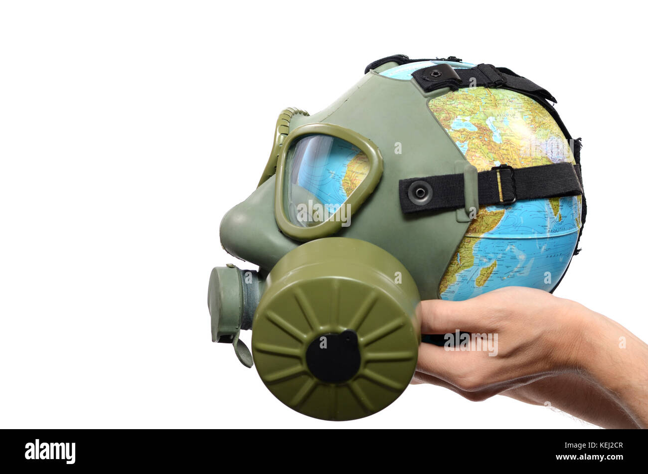 Mundial de la tierra y la contaminación ambiental concepto, Globe con máscara de gas aislado Foto de stock