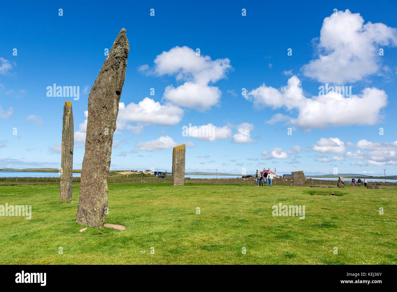 Los turistas en las Piedras de Stennes, Continental, las Islas Orcadas, Escocia, Reino Unido. Las piedras son los restos de un Stone Henge Neolítico que datan de alrededor de 3 Foto de stock