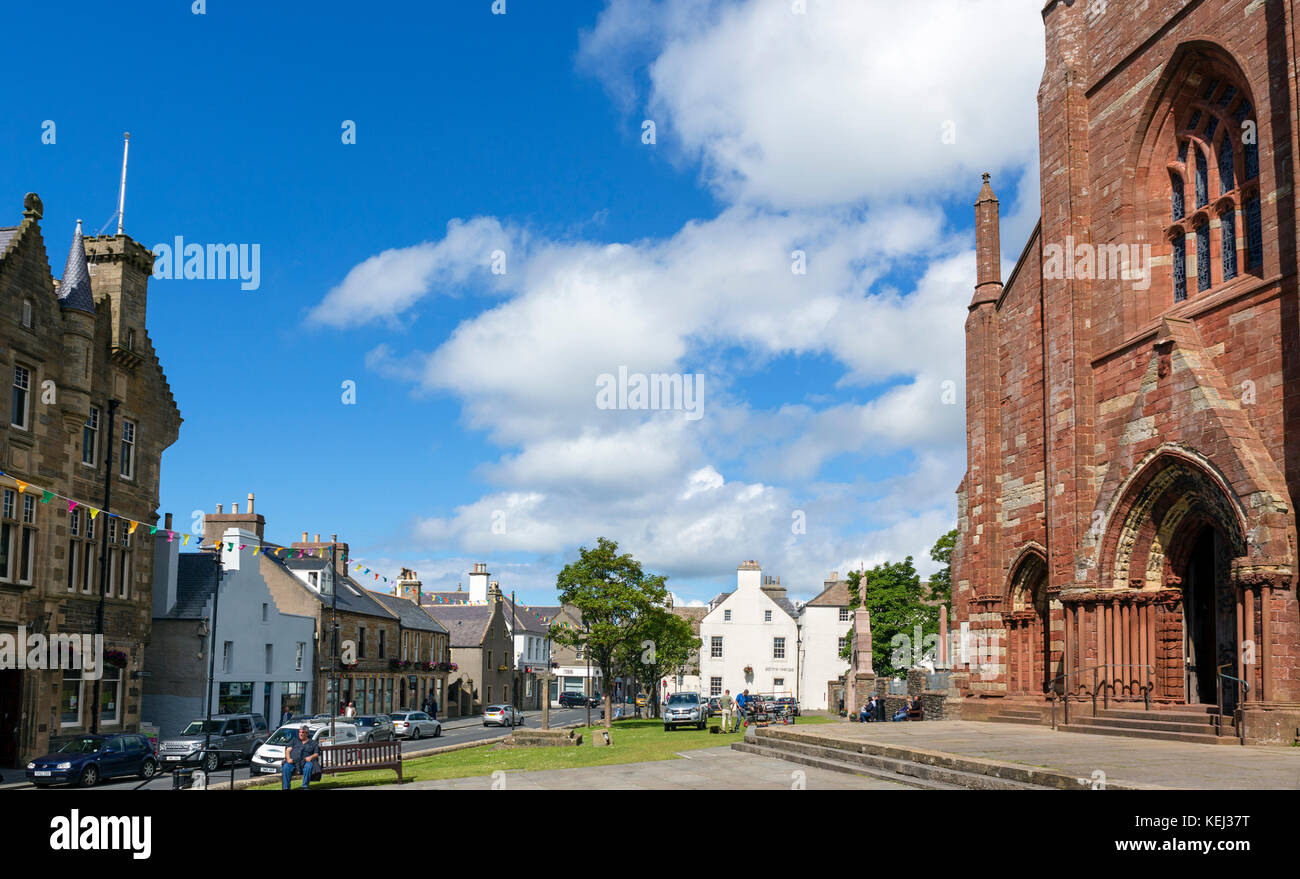 Broad Street en el centro de la ciudad, con la Catedral de St Magnus a la derecha, Kirkwall, Continental, las Islas Orcadas, Escocia, Reino Unido Foto de stock