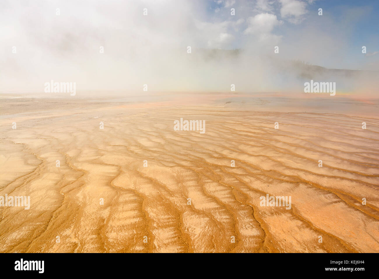 Colorido Grand Prismatic Spring con vapor y niebla matutina en el parque nacional de Yellowstone en Wyoming. Foto de stock