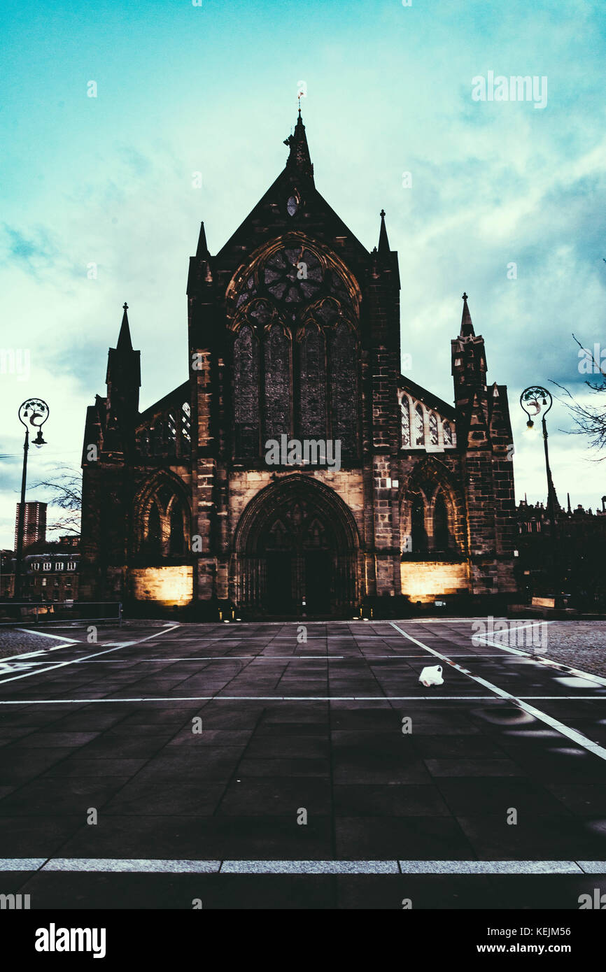 Frente exterior de la Catedral de Glasgow al atardecer. GLASGOW, Escocia. Foto de stock