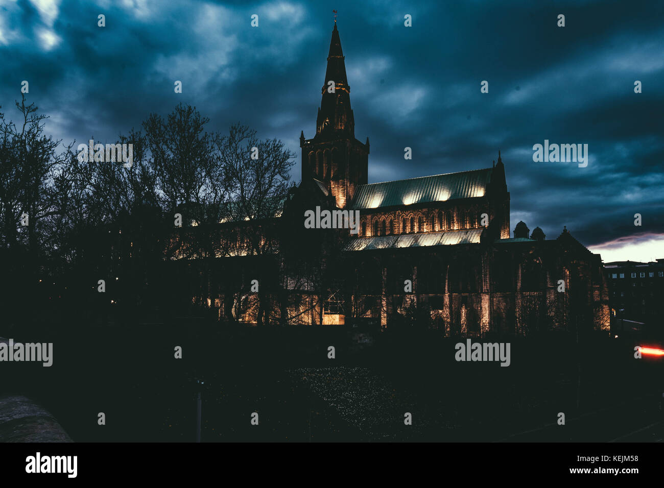 Exterior de Glasgow catedral tomada desde la necrópolis de Glasgow en la noche. GLASGOW, Escocia. Foto de stock
