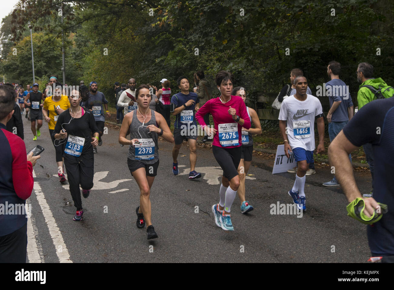 El Brooklyn Rock 'n' Roll Media Maratón es una divertida carrera urbanas de  Nueva York junto con música en vivo y entretenimiento a lo largo del curso.  Corredores en la perspectiva Expressway