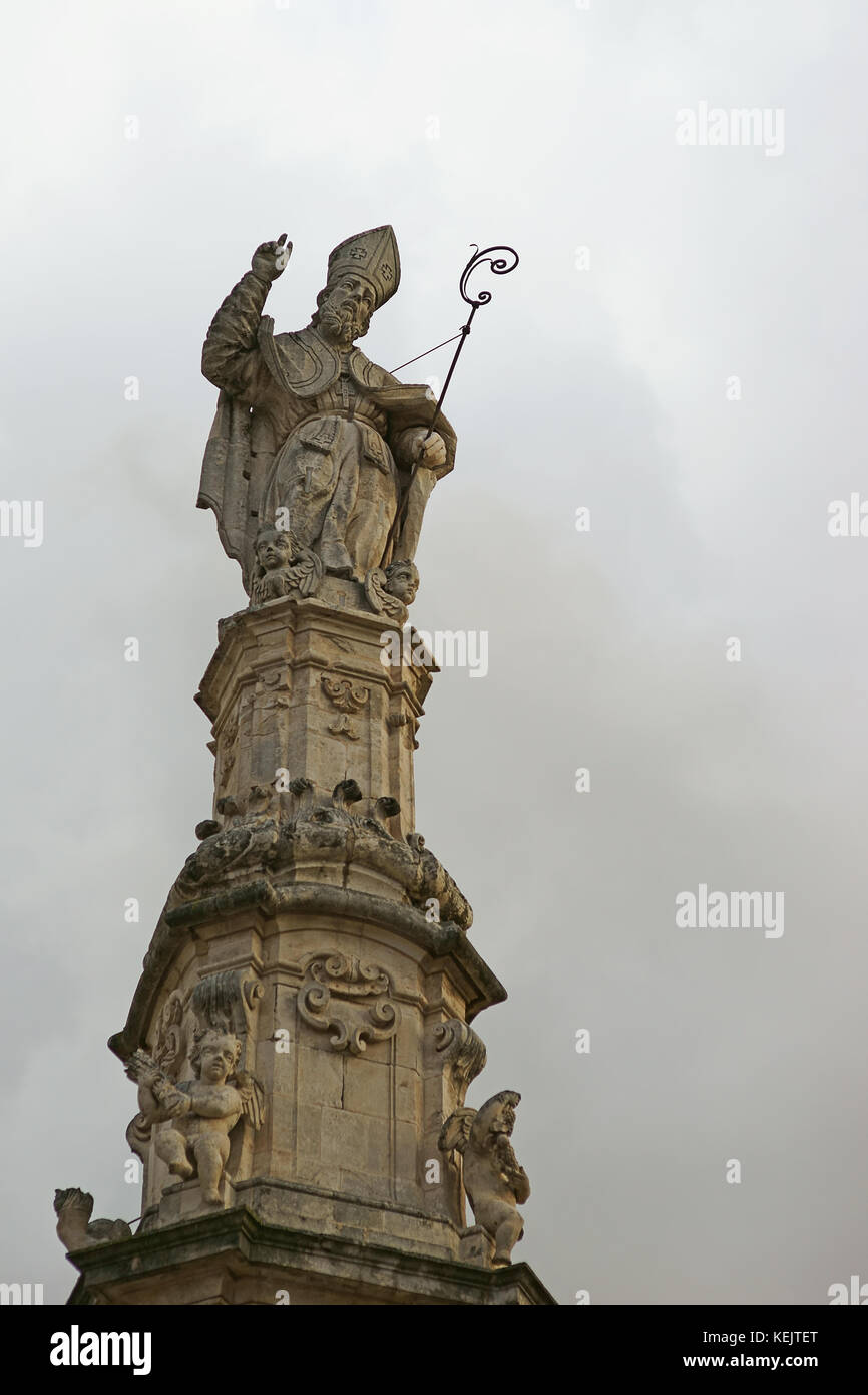 Sant'Oronzo estatua y obelisco de la Piazza della Libertá, Ostuni, Puglia, Italia Foto de stock