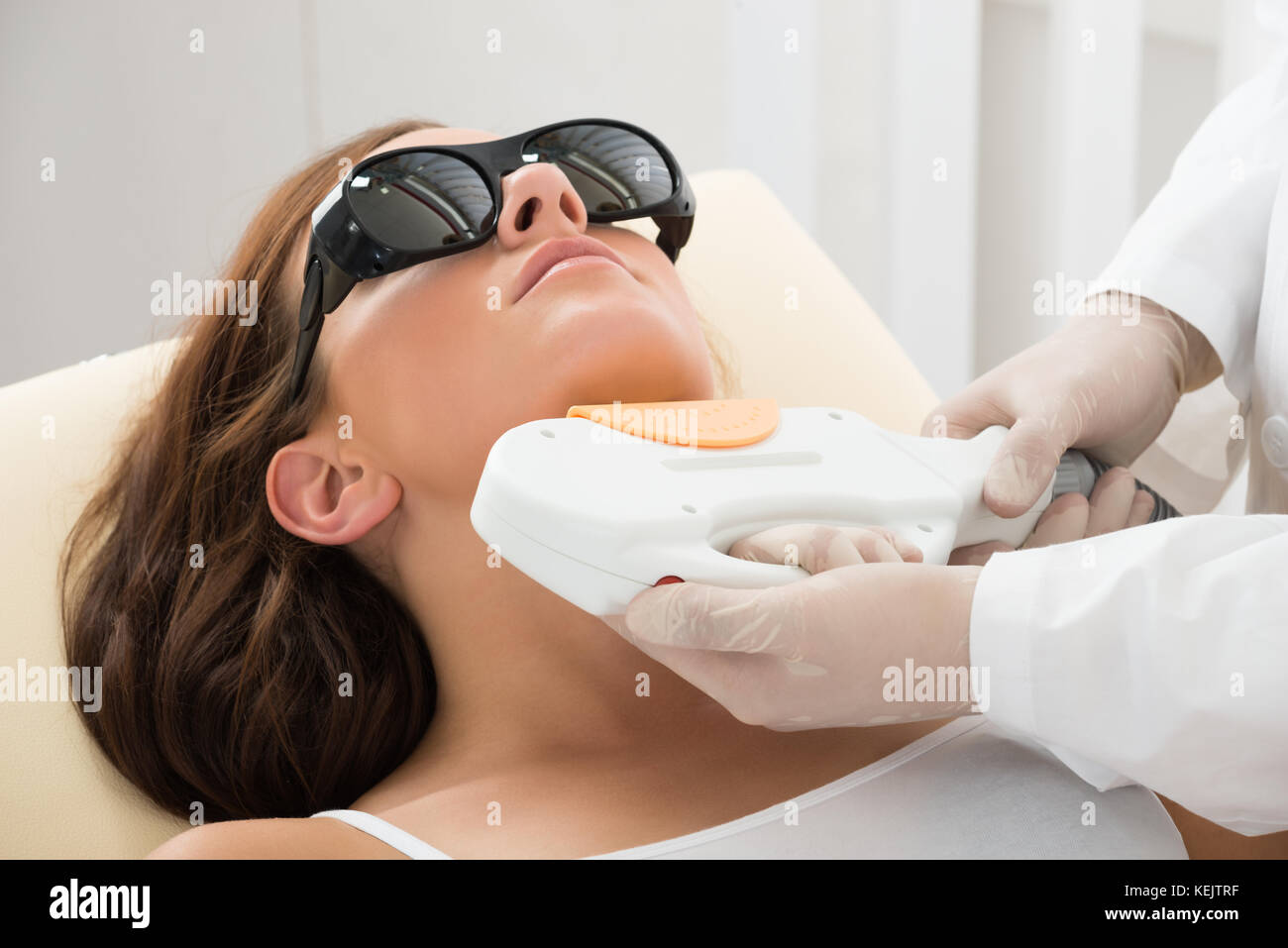 Close-up de un terapeuta dando la depilación láser Tratamiento del cuello  en la mujer Fotografía de stock - Alamy